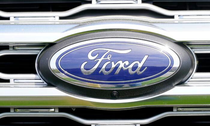US Probes Complaints of Parts Flying Off of Ford Explorers