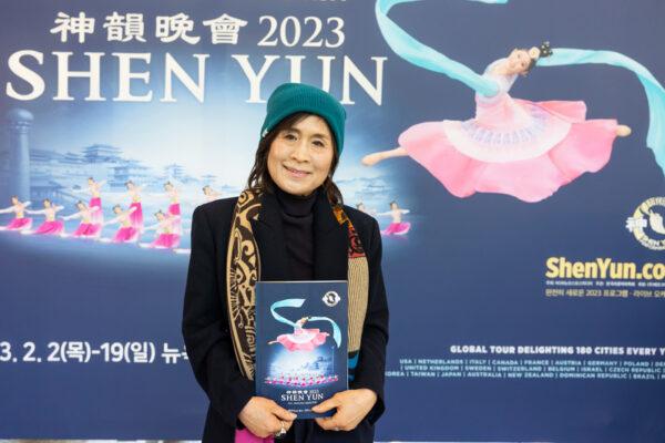 Ms. Jung Soon-ok, the chairwoman of the Volunteer Association of the Jinju National Museum, attends Shen Yun Performing Arts at the Sohyang Theatre in Busan, South Korea, on Feb. 5, 2023. (Kim Guk-hwan/The Epoch Times)