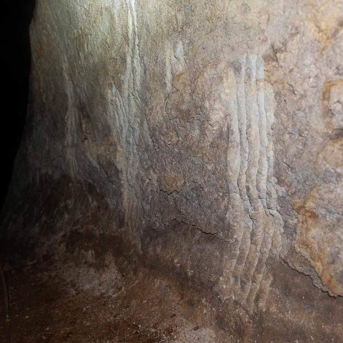 Bear claw marks appear throughout the cave system. (Courtesy of Ignacio Martín Lerma)