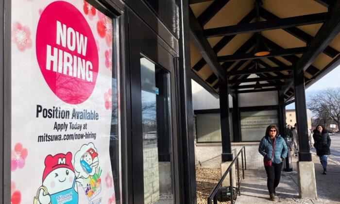 US Jobless Aid Claims Fell Last Week as Layoffs Remain Low