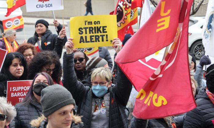 Union Representing Over 120,000 Federal Workers Votes to Strike