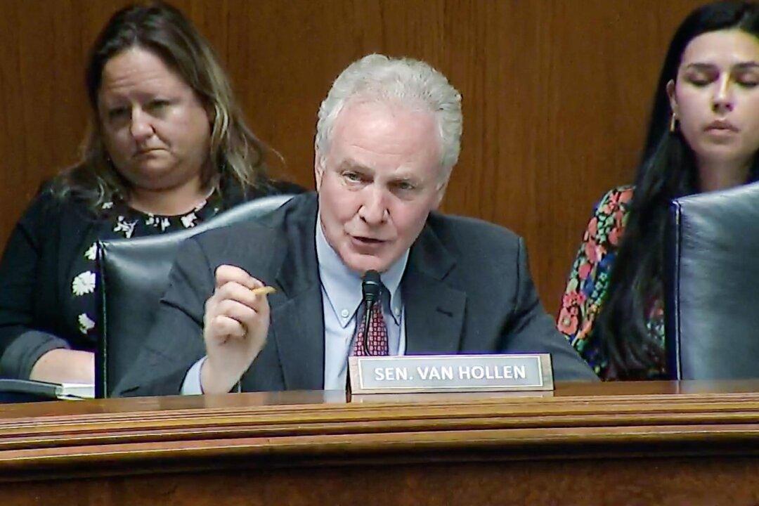 ‘It’s Up to McCarthy’: Democrat Senator on Threat of Government Shutdown