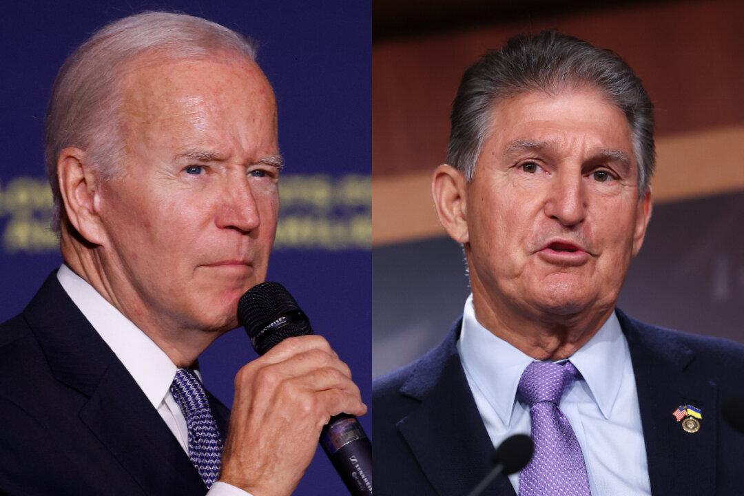 Manchin Blames Biden, Congress for ‘Historic Failure’ of Fitch Downgrading US Credit Rating