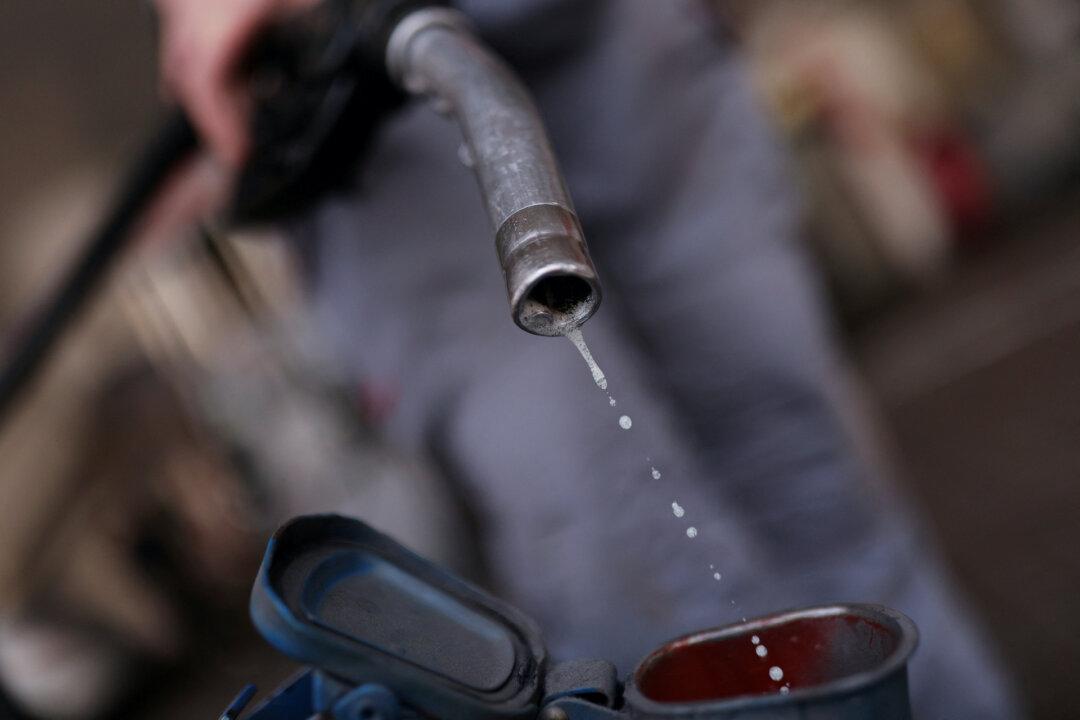 Oil Prices Dip Ahead of US Stocks Data