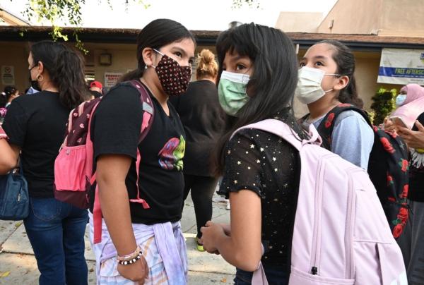 Students and parents arrive masked for the first day of the school year at Grant Elementary School in Los Angeles, California, on August 16, 2021. (Photo by Robyn Beck /AFP via Getty Images)