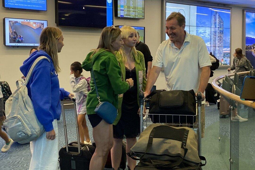 Canadian Evacuees Tell of Chaotic Scenes in Maui Wildfire ‘War Zone’