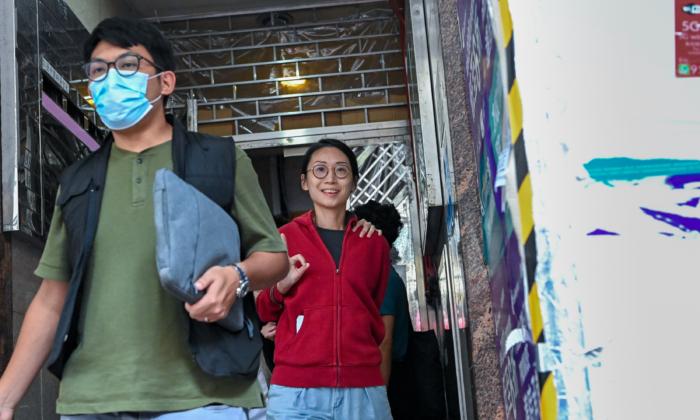 Hongkonger Detained by National Security Police Shows Fearlessness With Smiles