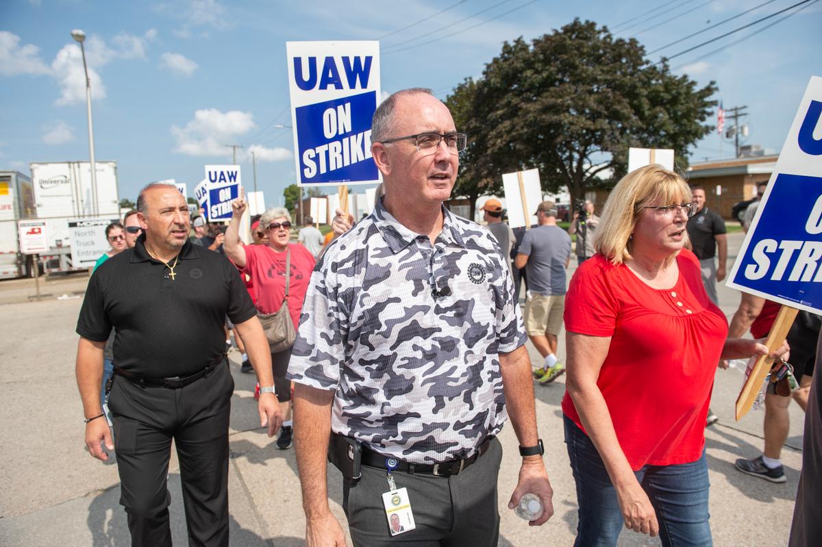 UAW Escalates Auto Strike as Contract Talks Stall