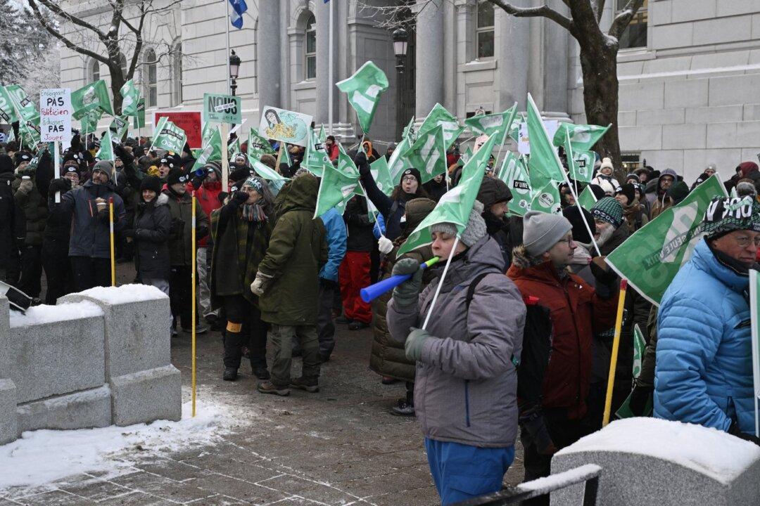Quebec Unions Representing 420,000 Public Sector Workers Start Weeklong Strike