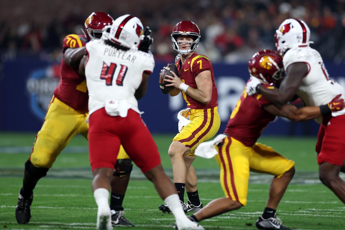 USC’s Moss Throws Holiday Bowl-Record 6 TD Passes in 42–28 Win Against No. 16 Louisville