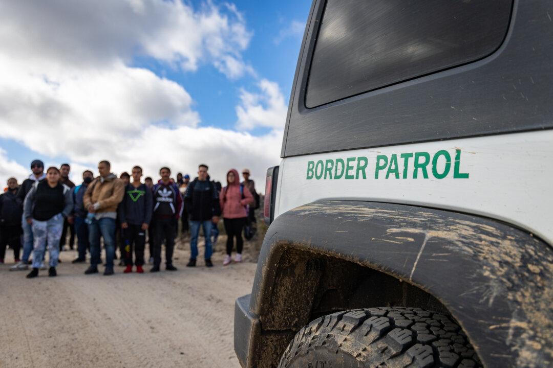 Ex-Border Patrol Agent Pleads Guilty to Accepting Bribes From Smugglers