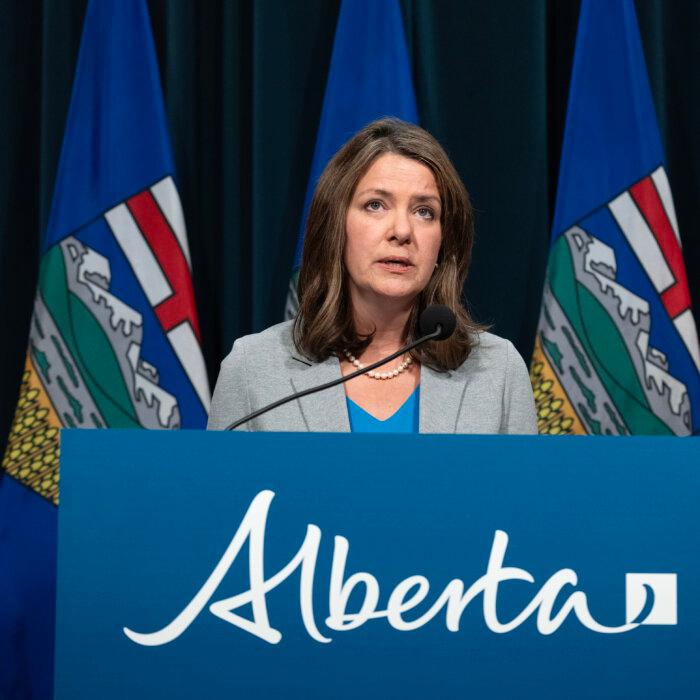 Alberta Premier Seeks More Control Over Immigration, Advocates for More Ukrainian Evacuees