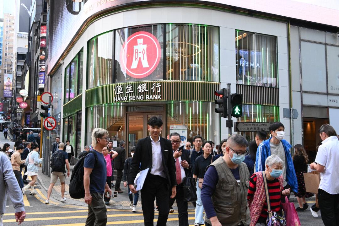 Hong Kong Banks Rush for Foreign Currency Deposits, Fixed Deposit Rates Surge