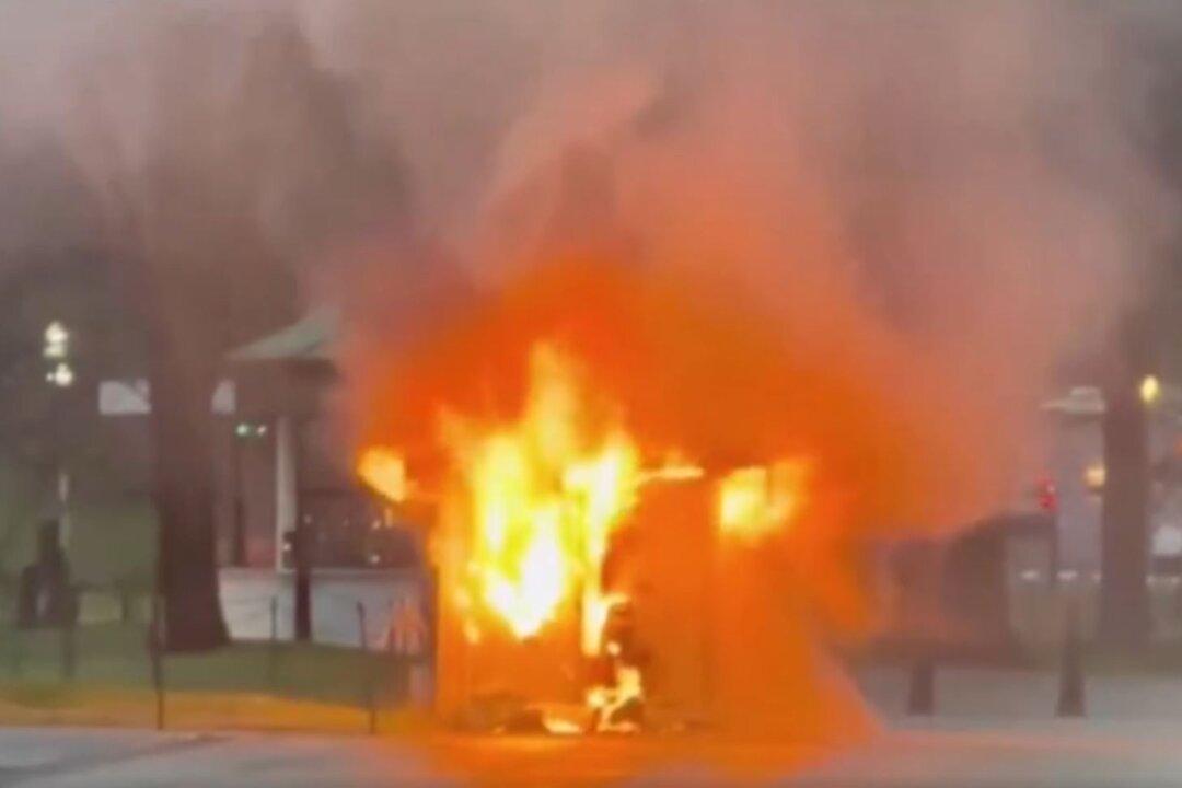 Video: Kiosk Fire Near Lincoln Memorial, One Man Injured