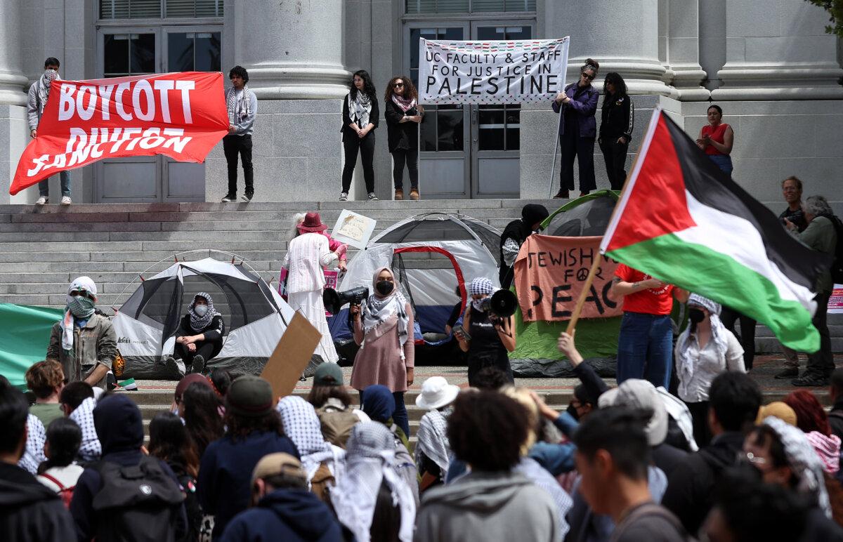 Palestinian protesters set up a tent encampment during a demonstration in front of Sproul Hall on the UC Berkeley campus on April 22, 2024. (Justin Sullivan/Getty Images)