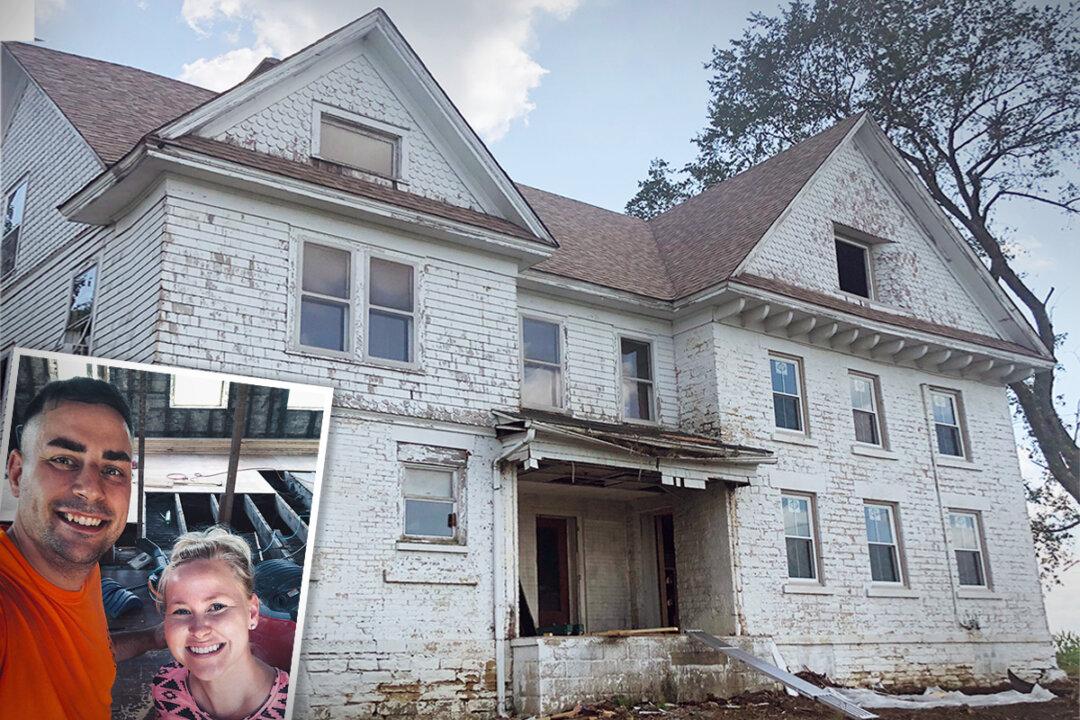 Illinois Couple Save One of the Oldest Houses in Their Town, See It Transformed Into an Incredible Home