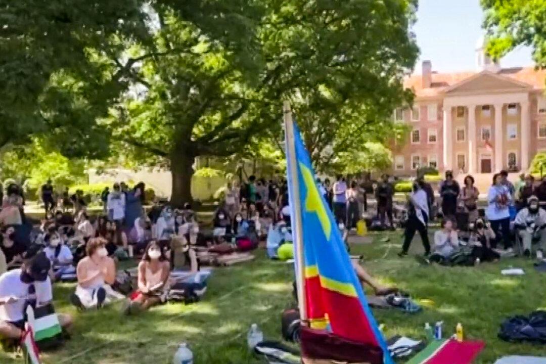 Video: UNC Students Set Up Barricade Around Protesters’ Tents