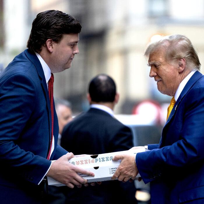 Trump Delivers Pizzas to FDNY Firefighters After Day in Court