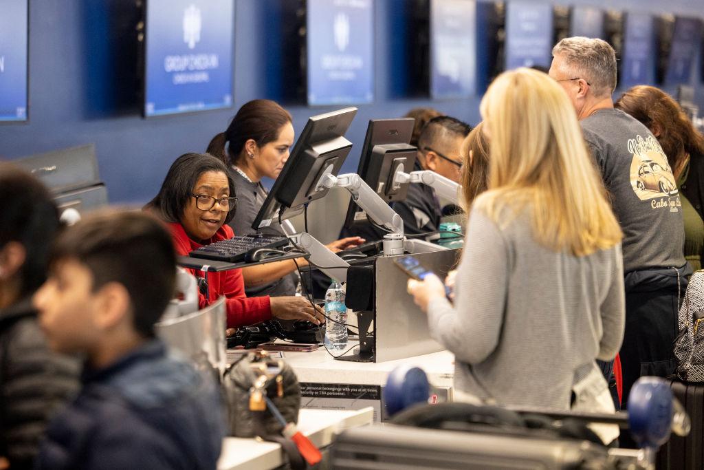 Los Angeles Preliminarily Approves Minimum Wage Increase for Hotel and Airport Workers