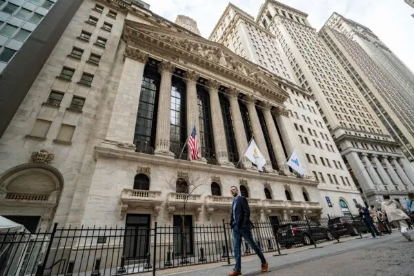 Dow Jones Sinks 600 Points as AI Enthusiasm Fades