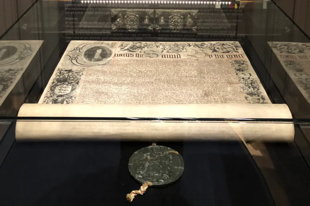 Thomson, Weston Families Win Hudson’s Bay Charter Auction: Retailer