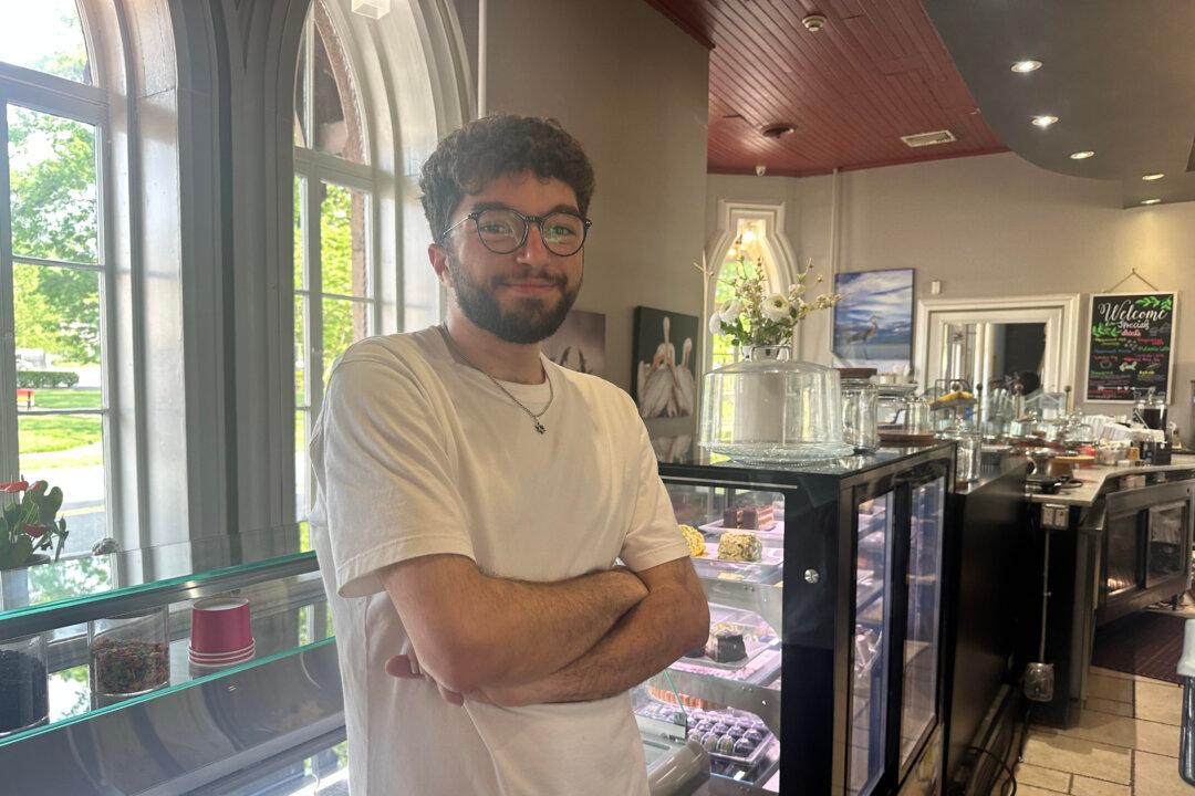 Residents in Edan Alexander’s Hometown Gather to Watch His Release by Hamas