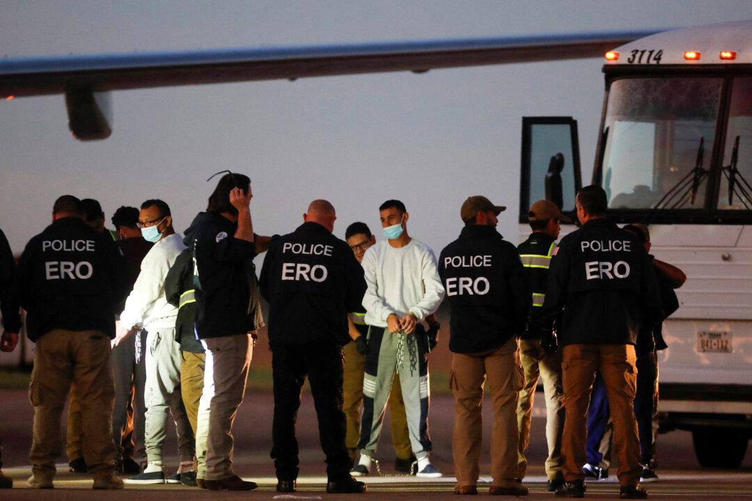 Trump Suspends Entry to US for Venezuelans With Tourist, Business, and Student Visas