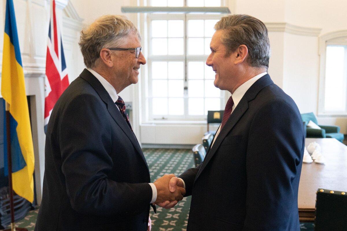 Labour leader, now Prime Minister, Sir Keir Starmer (right) meets Bill Gates in his office in the Houses of Parliament in London in Oct. 2022 (Stefan Rousseau/PA)