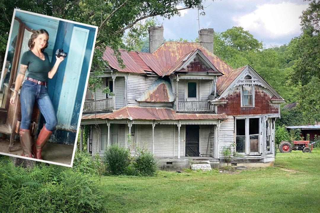 Nostalgic Beauty: North Carolina Woman Photographs Abandoned Houses—Here Are the Shots