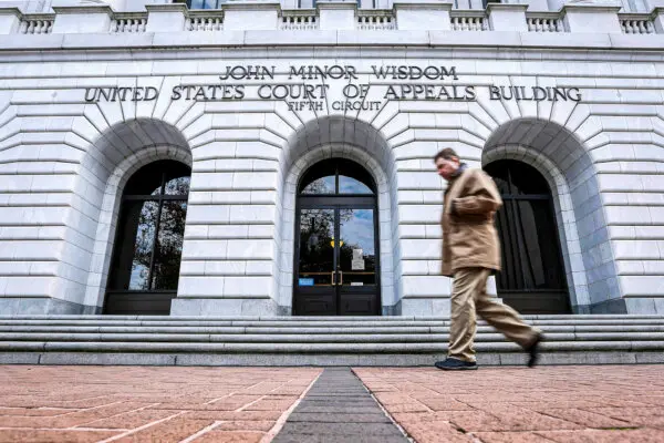 Appeals Court Considers Trump’s Ability to Deport Under Alien Enemies Act