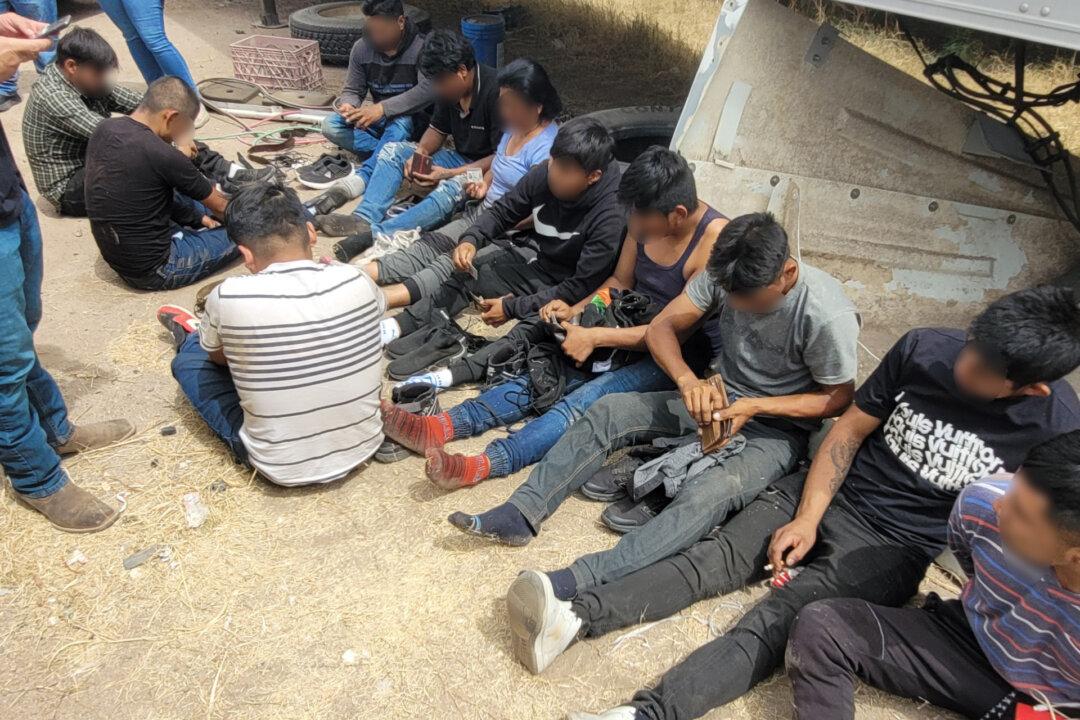 Border Patrol: 17 Illegal Immigrants Found Crammed in Vehicles in ‘Life-Threatening Heat’