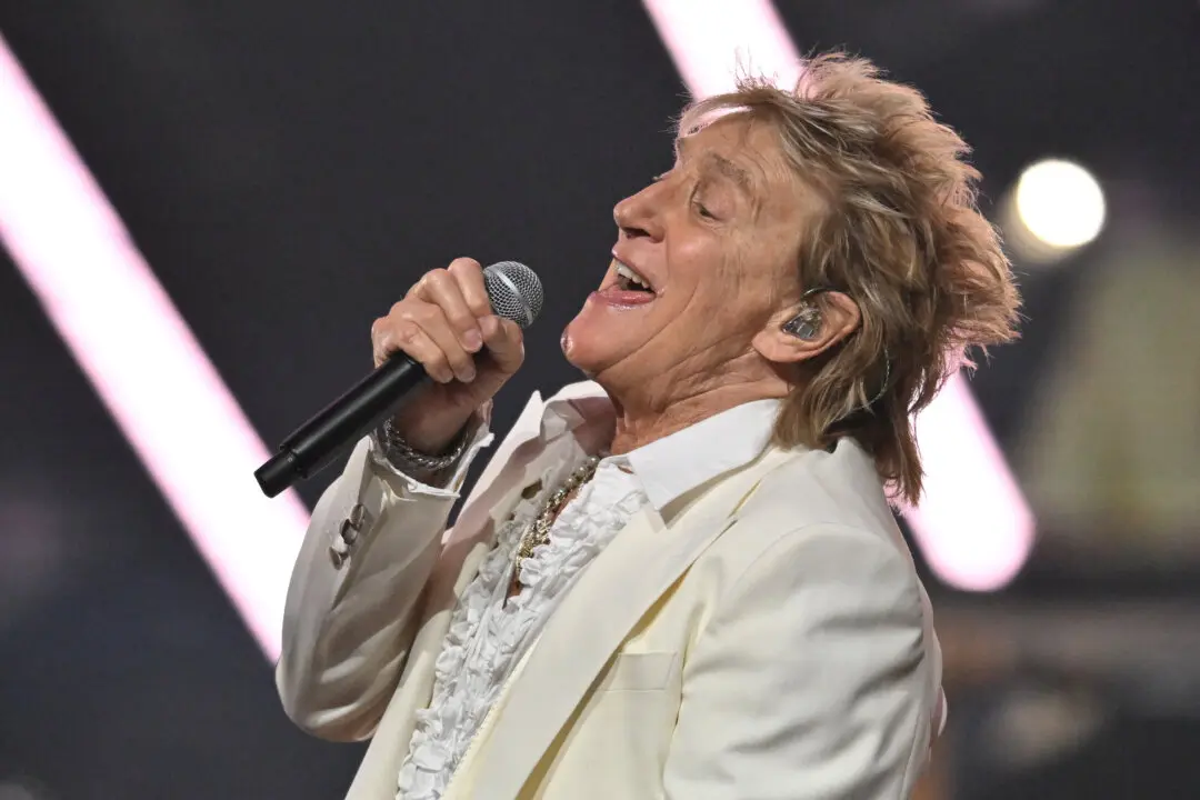 Rod Stewart Pauses Utah Performance After Experiencing Onstage Health Scare