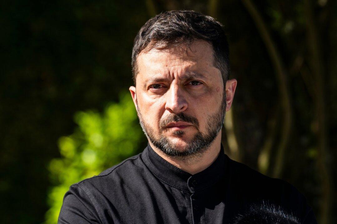 Zelenskyy Rules Out Ceding Land to Russia Ahead of Trump-Putin Meeting