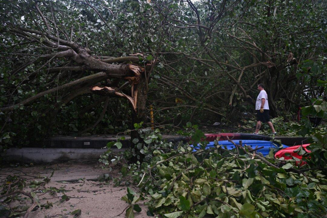 Typhoon Wipha Batters Hong Kong and Southern China, Hundreds of Flights Canceled
