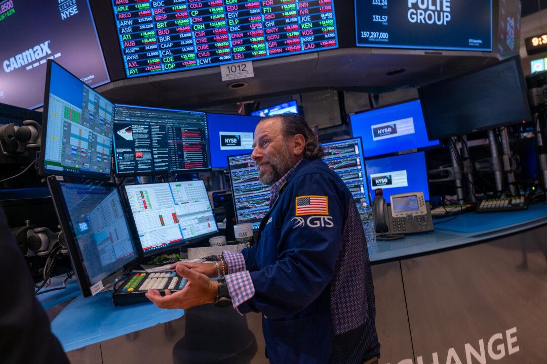 Wall Street Review: Stocks Largely Higher Amid Fed Rate Cut Expectations