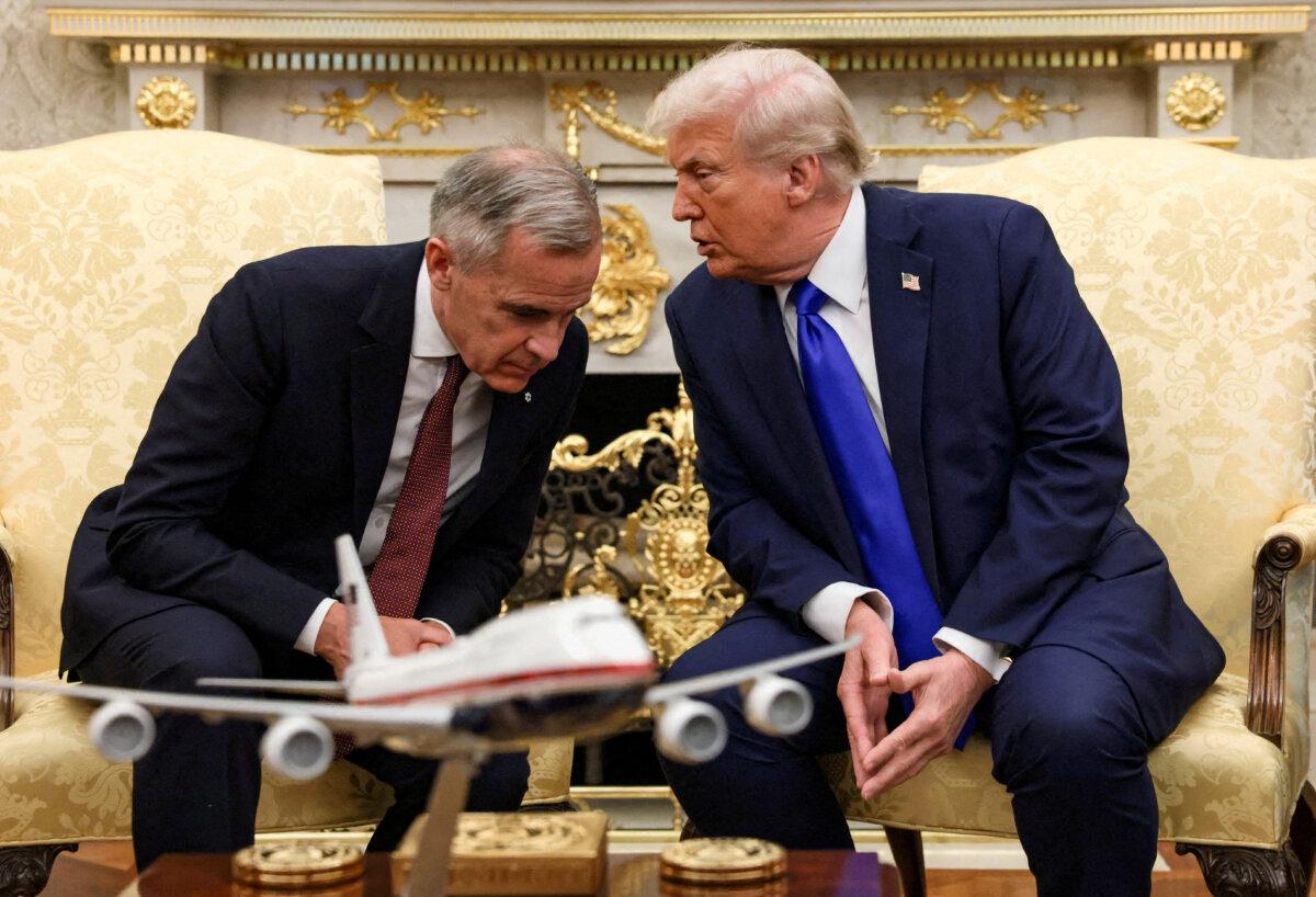 U.S. President Donald Trump meets with Canadian Prime Minister Mark Carney in the Oval Office at the White House in Washington, D.C., on Oct. 7, 2025. (REUTERS/Evelyn Hockstein/File Photo)