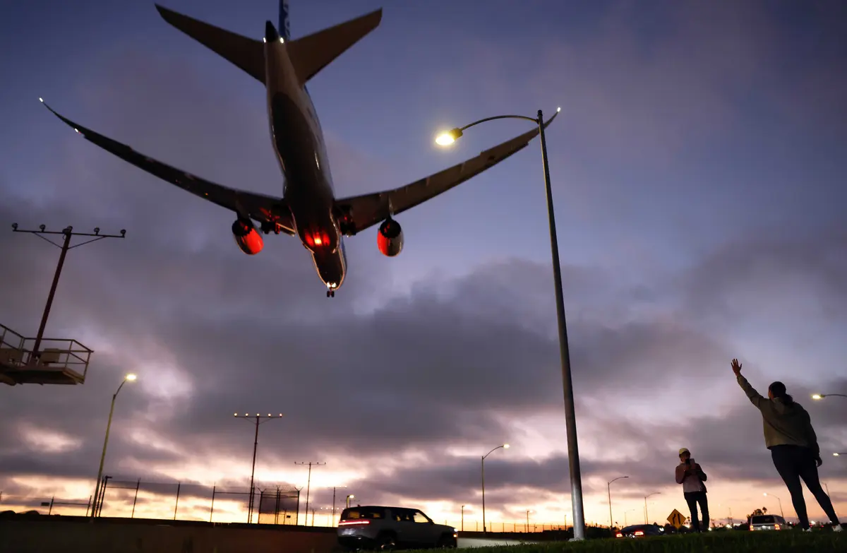 America in Photos: FAA Reduces Flights, General Elections, and Beaver Moon thumbnail