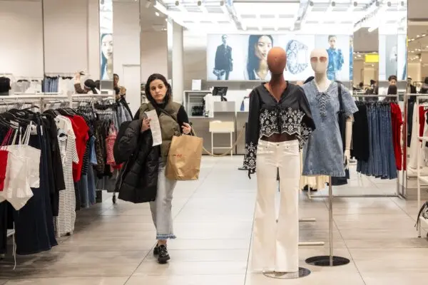 Consumer Confidence Drops as Shoppers Turn Cautious Ahead of Holidays