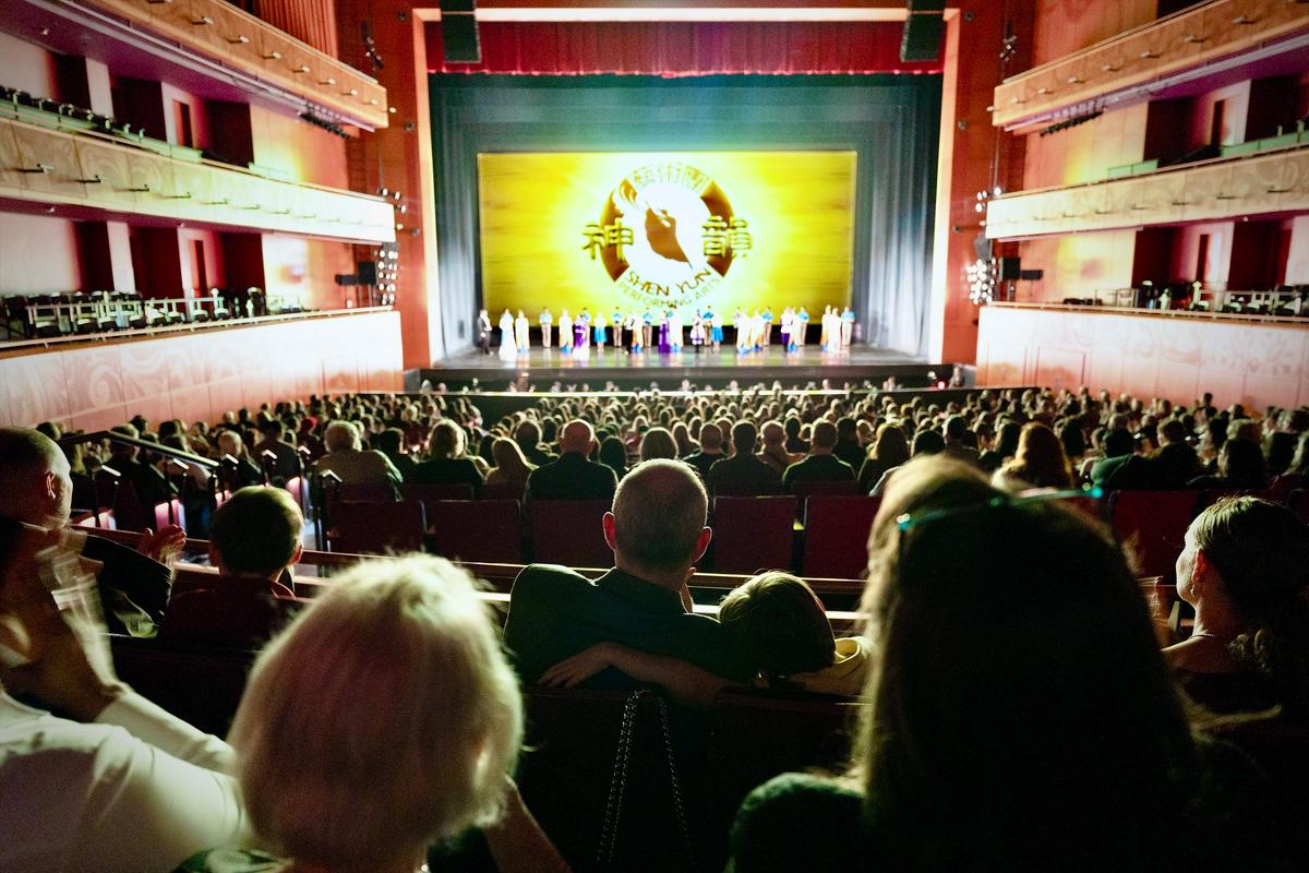 Texas Theatergoer Says Shen Yun Is ‘Spectacular’