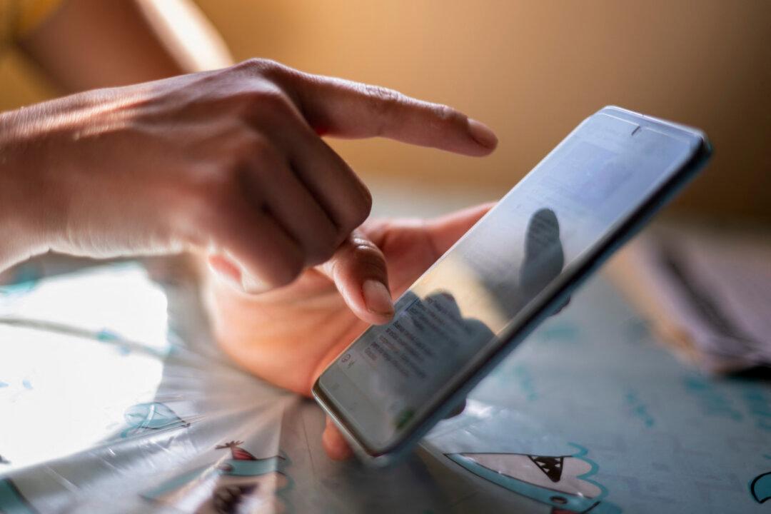 Warnings About Distressing Content Don’t Deter Young Adults, Study Finds