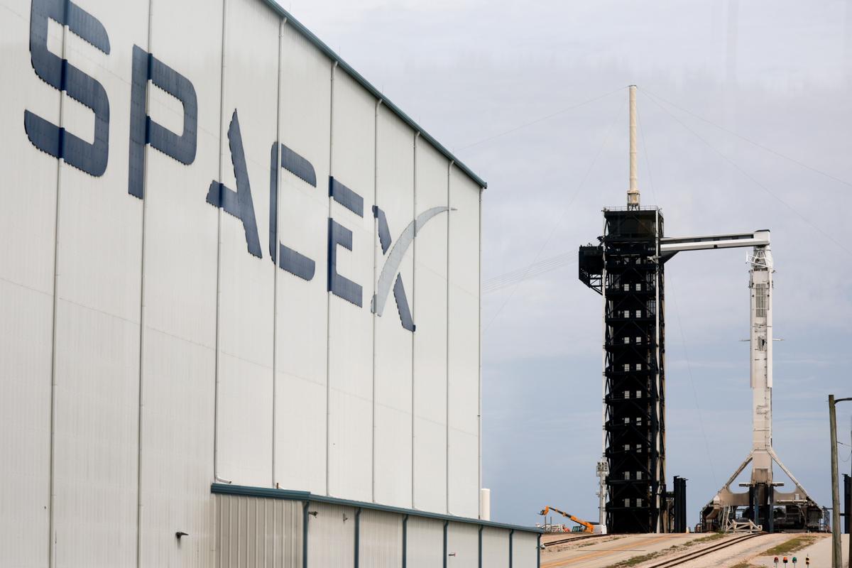 Lawmakers Seek Pentagon Probe of SpaceX Over Potential China-Linked Investment thumbnail