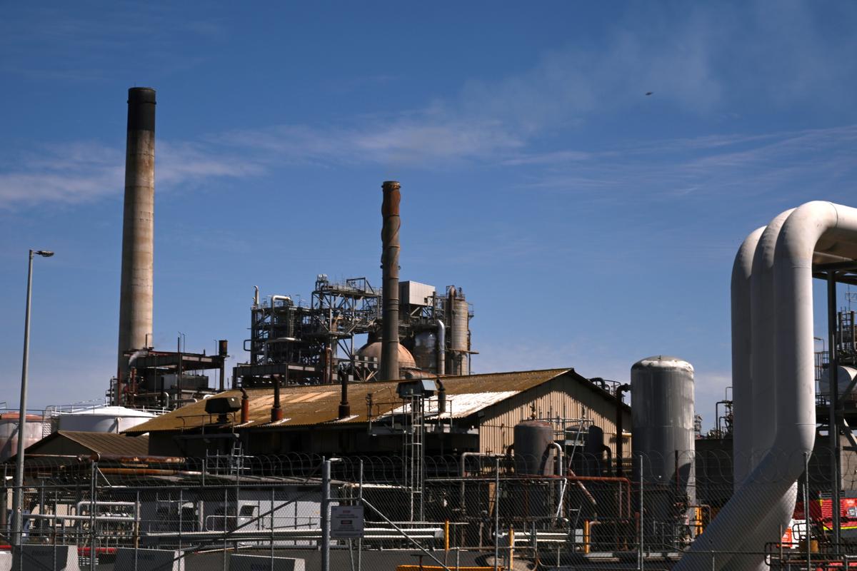 Blaze Engulfs 1 of Australia’s Last 2 Oil Refineries Amid Fuel Supply Chain Concerns
