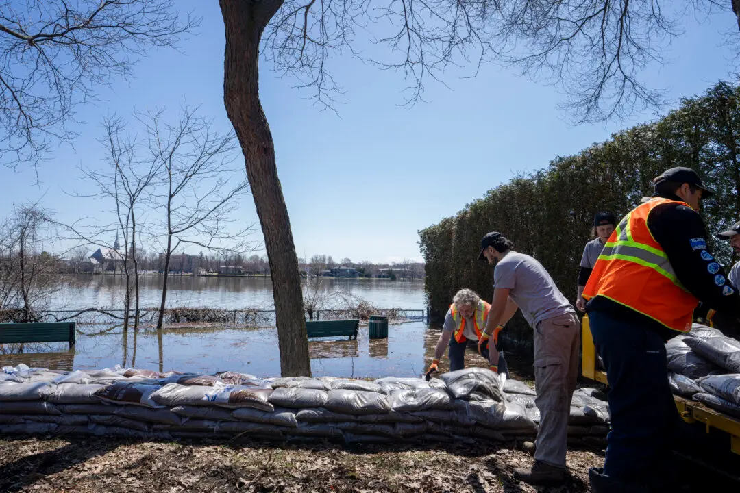 Montreal Brings in Sandbags, Pumps as Several Provinces on Flood Alert