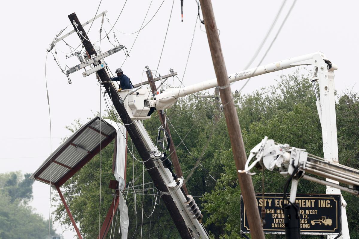 Tornadoes in Northern Texas Leave at Least 2 Dead and Destroy Multiple Homes