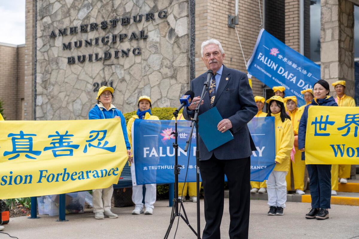 Michael Prue, Mayor of Amherstburg, Ont., speaks at a Falun Dafa flag-raising ceremony outside of the Amherstburg municipal building on April 30, 2026. (Evan Ning/The Epoch Times)
