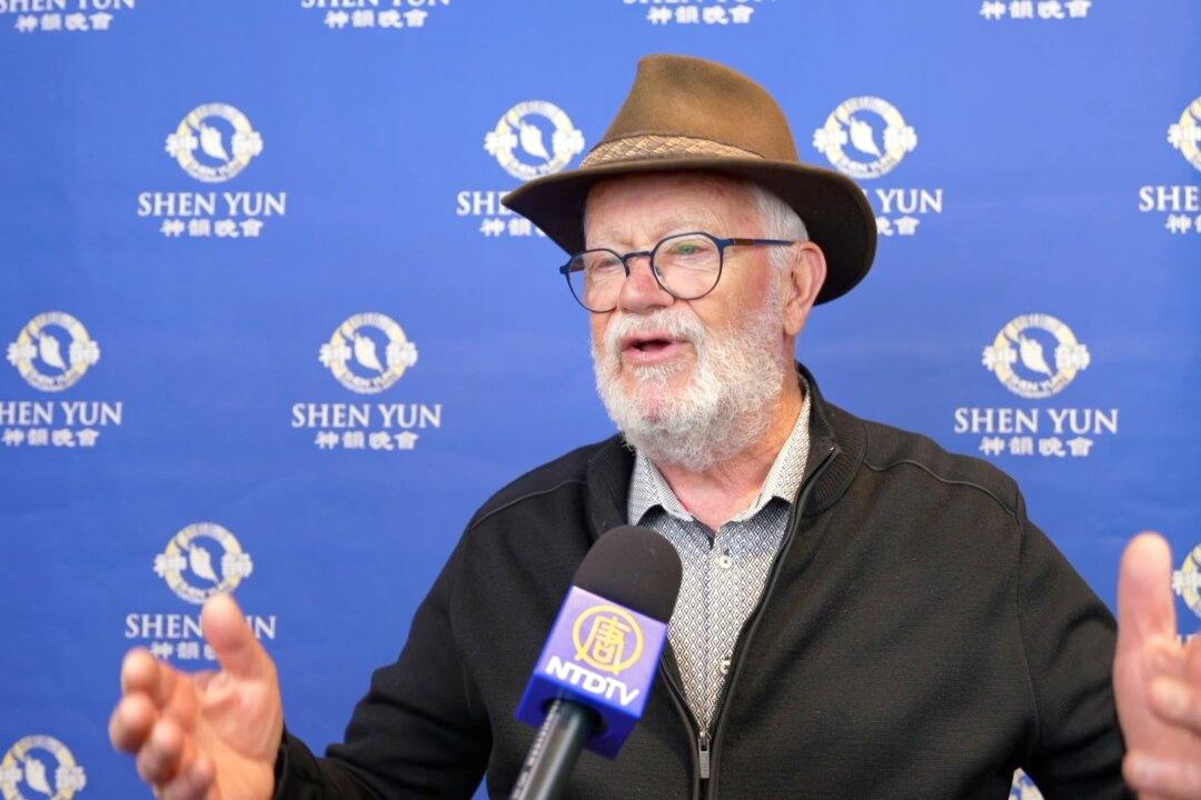 Former Police Captain Says Shen Yun Conveys Peace, Kindness, and Friendship