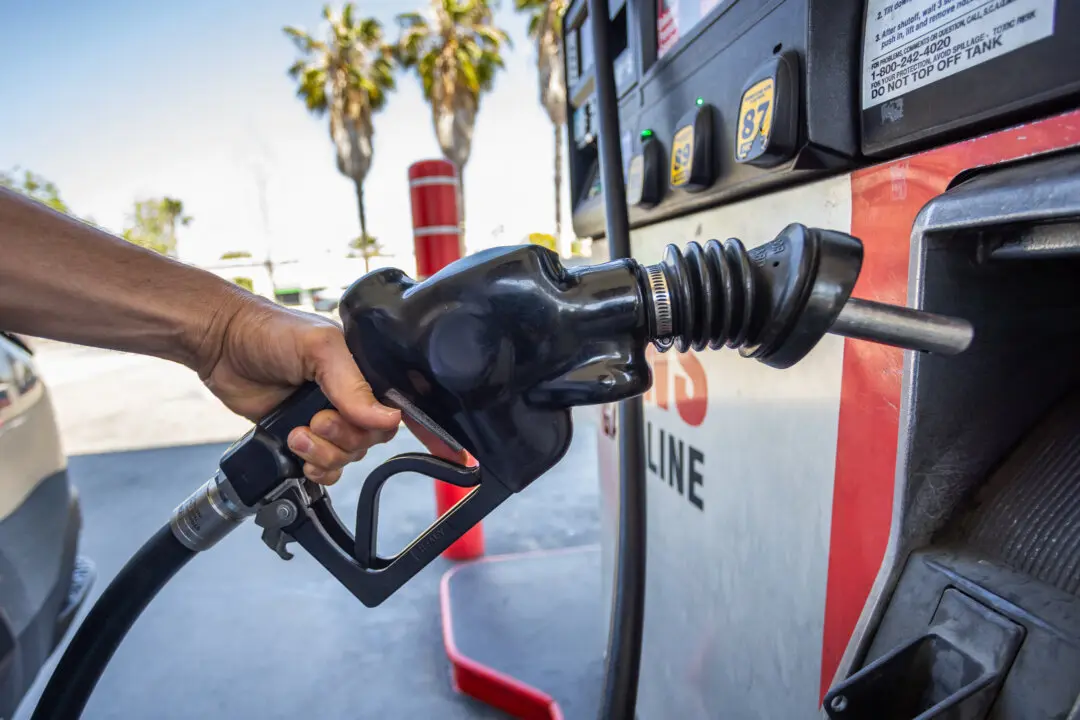 US Gasoline Prices Below $4 a Gallon for First Time Since April
