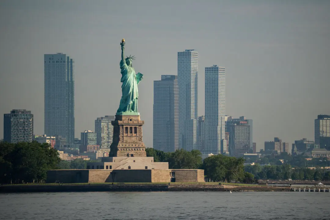 Gov. Hochul Urges Mask Use as Canadian Wildfire Smoke Blankets NY