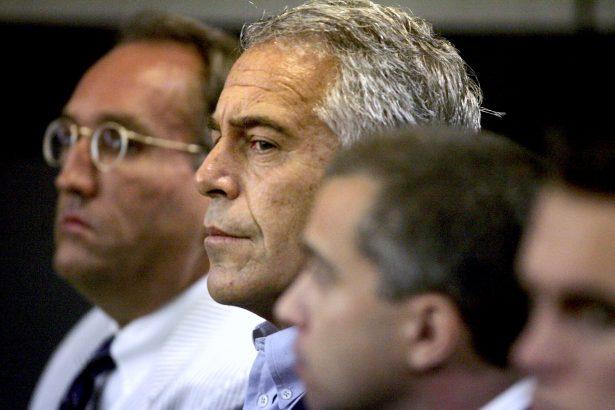 U.S. financier Jeffrey Epstein (C) appears in court where he pleaded guilty to two prostitution charges in West Palm Beach, Florida, July 30, 2008. (Uma Sanghvi/Palm Beach Post via Reuters)