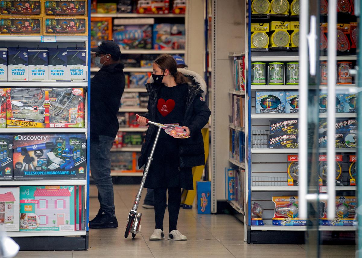US Consumer Spending and Personal Income Climb More Than Expected in September